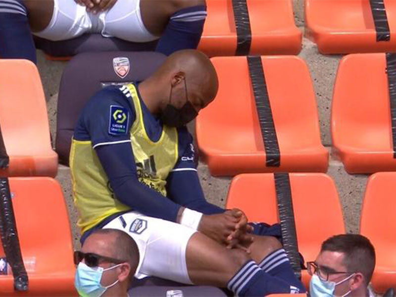 لاعب كرة قدم ينام أثناء مباراة فريقه
